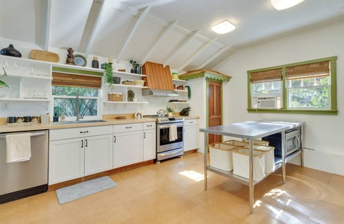 Mount Dora Cottage | Mount Dora Home: Private Pool, Spa & Tropical Bar!