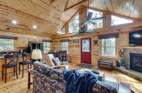 Murphy Cabin | Mount Haven Retreat : Escape with Screened Porch!