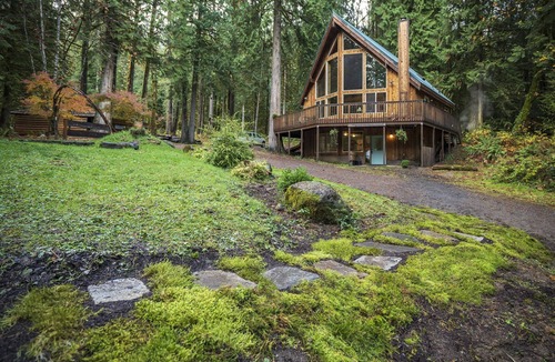 Welches House | Mount Hood Retreat : hot tub, pool table, woodstove, Wi-Fi, firepit & piano