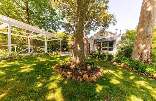 Mount Macedon Cottage | Mount Macedon charming country cottage