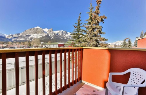 Canmore House | Mount Rundle View Townhouse - Downtown Canmore