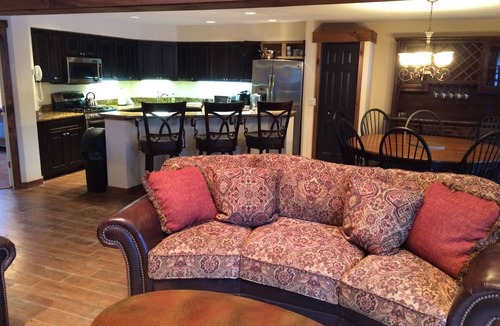West Dover House | MOUNT SNOW GREENSPRING large 4BR 4BA townhome free winter resort shuttle. AC.