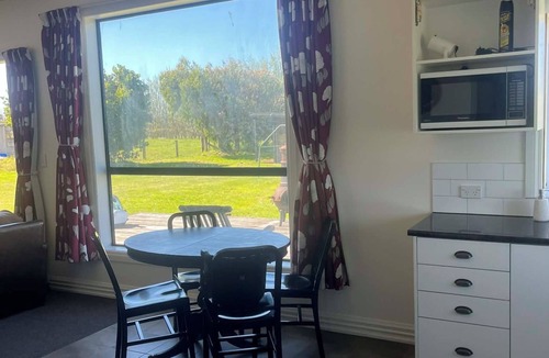 Mount Somers Cottage | Mount Somers Escape, cosy cottage in the town with great mountain views