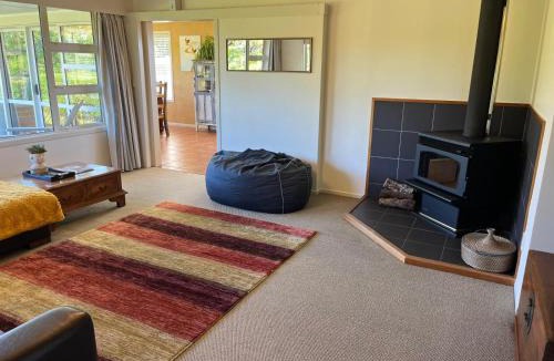 Kaponga House | Mount Taranaki Basecamp 4BR Farmhouse & Games Room