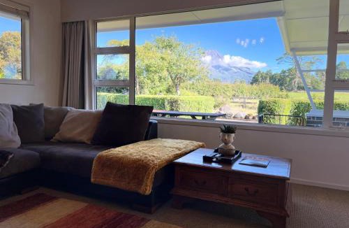 Kaponga House | Mount Taranaki Basecamp 4BR Farmhouse & Games Room