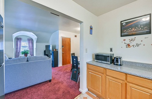 South Side Apartment | Mount Vernon Getaway - 4 Mi to the Bronx Zoo!
