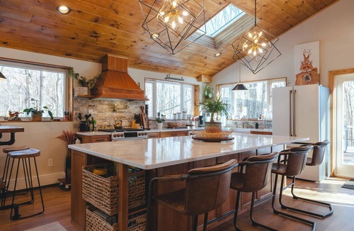 Newfoundland Cabin | Mount Zurich/Poconos/14 PPL/XL Hot Tub/Pool Table/Playground/Fire-pit/Games