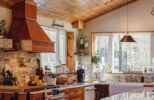 Newfoundland Cabin | Mount Zurich/Poconos/14 PPL/XL Hot Tub/Pool Table/Playground/Fire-pit/Games