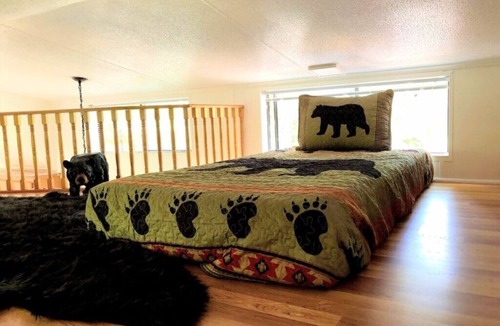 Whittier Cabin | MOUNTAIN BEAR WITH US RETREATS,2BEDS + LOFT / 2 BATHS , AC/TV/***NEW*** MOUNTAIN VIEWS! PETS!