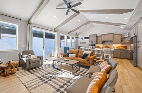 Cascade House | Mountain Bluebird - walk to lake, golf, and town - game rm - family friendly - sleeps 14