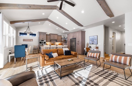 Cascade House | Mountain Bluebird - walk to lake, golf, and town - game rm - family friendly - sleeps 14