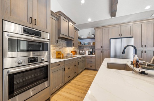 Cascade House | Mountain Bluebird - walk to lake, golf, and town - game rm - family friendly - sleeps 14