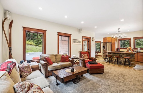 Killington Ski Chalet | Mountain Brook Lodge a spectacular house, A/C 6 miles from Killington Resort access to Pico Fitness Center and Pool The Killington golf course and Green Mountain National Golf Course are just a few minutes from this location.