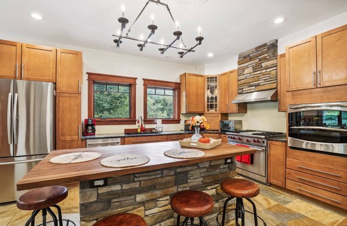 Killington Ski Chalet | Mountain Brook Lodge a spectacular house, A/C 6 miles from Killington Resort access to Pico Fitness Center and Pool The Killington golf course and Green Mountain National Golf Course are just a few minutes from this location.