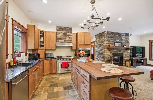 Killington Ski Chalet | Mountain Brook Lodge a spectacular house, A/C 6 miles from Killington Resort access to Pico Fitness Center and Pool The Killington golf course and Green Mountain National Golf Course are just a few minutes from this location.
