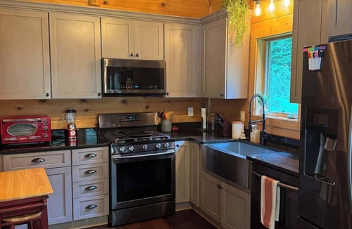Flat Rock Cabin | Mountain Cabin & Creek-Front Nature Retreat – NC