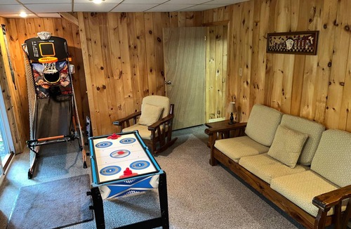 Cleveland Cabin | Mountain cabin/hot tub/fireplace/Game room/Pet Friendly/long term rental.