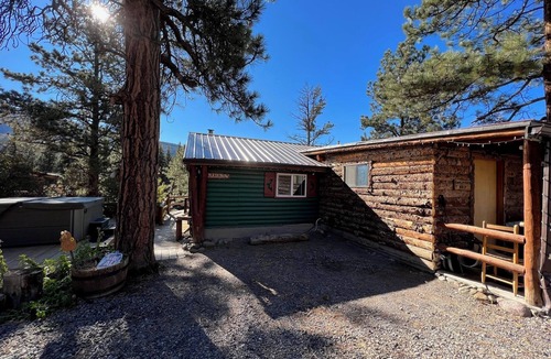 South Fork Cabin | Mountain cabin, river views and only 15 MINUTES to Wolf Creek Ski area! Sleeps 2.