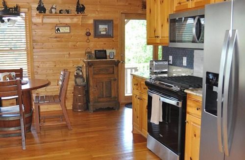 Ferguson Cabin | Mountain Cabin, Screen Porch, Hot Tub, Jacuzzi Tub, WiFi