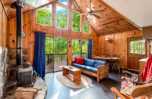 Berkeley Springs House | Mountain cabin w hot tub & deck