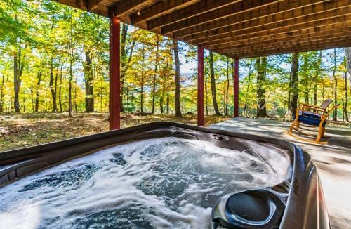 Berkeley Springs House | Mountain cabin w hot tub & deck