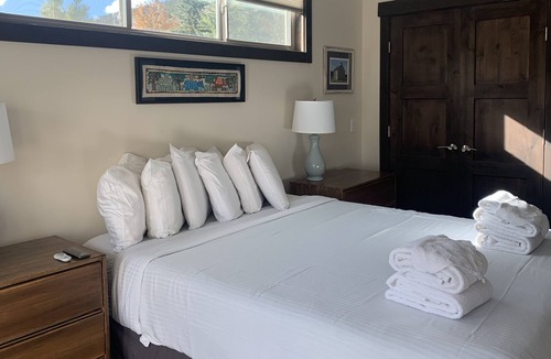Keystone Ski Chalet | Mountain Chalet w private hot tub, walk to slopes. Pet Friendly. Sleeps 6
