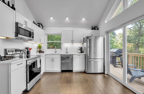 Kabletown House | Mountain Chic Retreat-Harpers Ferry, the AT, Wine country w/Lake Beach passes!