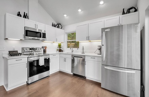 Kabletown House | Mountain Chic Retreat-Harpers Ferry, the AT, Wine country w/Lake Beach passes!