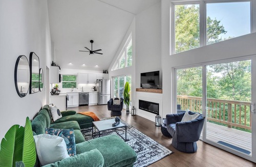 Kabletown House | Mountain Chic Retreat-Harpers Ferry, the AT, Wine country w/Lake Beach passes!
