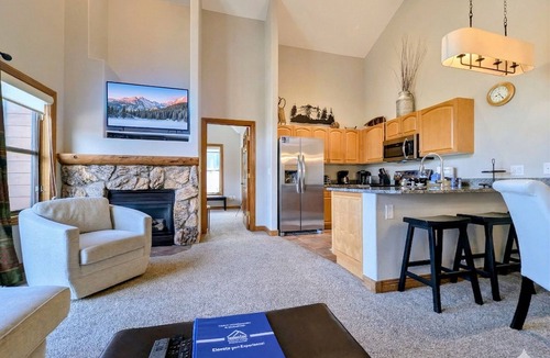 Mountain House Condo | Mountain condo with vaulted ceilings & great views