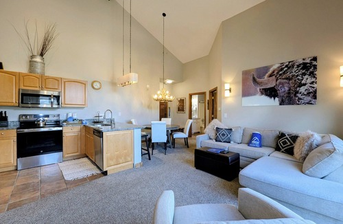 Mountain House Condo | Mountain condo with vaulted ceilings & great views