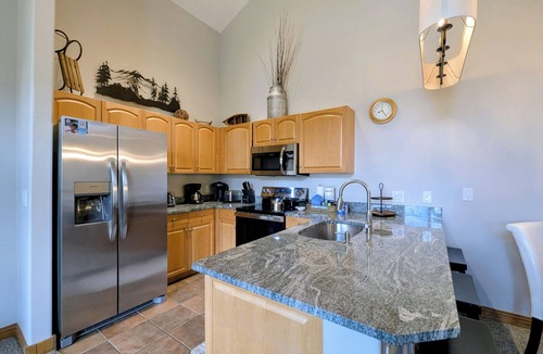 Mountain House Condo | Mountain condo with vaulted ceilings & great views