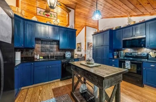 Foxfire Estates Cabin | Mountain Cozy Cabin: HotTub Firepit Game Rm Family Friendly 10 Mins to Downtown!