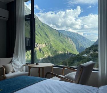Hutiaoxia House | Mountain Creek Cliffside B&B