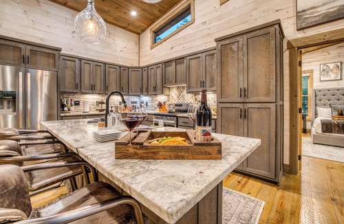 Foxfire Estates House | Mountain Dream’n- modern, dog friendly, hot tub