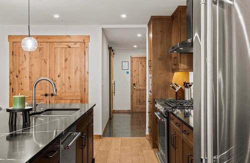 Canmore Apartment | Mountain Dreams Penthouse | Hot Tub & Panoramic Views | New in Spring Creek