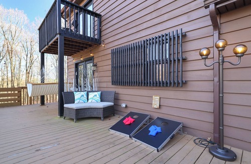 East Stroudsburg House | Mountain Escape 5-Bedroom Near Ski Resort, Private Hot Tub in East Stroudsburg