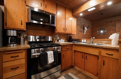 Pine Cove Cabin | Mountain Escape 2 Cabins w/Fireplace - Hot Tub