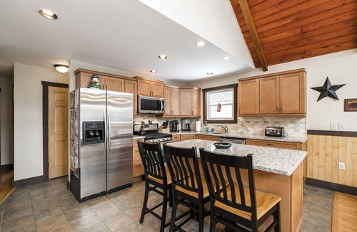 Lake Harmony Estates House | “Mountain Escape-7BR, Game Room, Fire Pit Close to Skiing and Trails!”