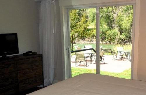 Redstone Apartment | Mountain Escape On The River