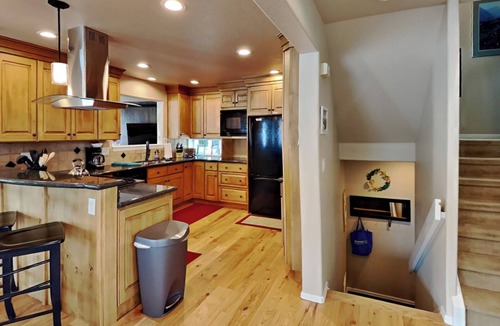Corinthian Hills House | Mountain Escape: Sunshine, Hot Tub Soaks & Strolls — Dillon Lake Days Await!