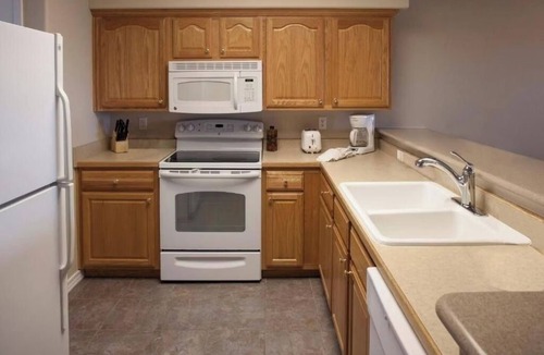 Branson Hotel | Mountain Escape w/Kitchen & Balcony – Ideal for Nature-Loving Groups | 3 Units
