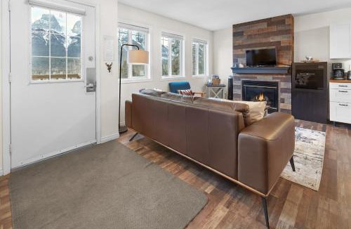 Harvie Heights House | Mountain Gate - Pet Friendly 2BR w Mountain Views and open hot tub