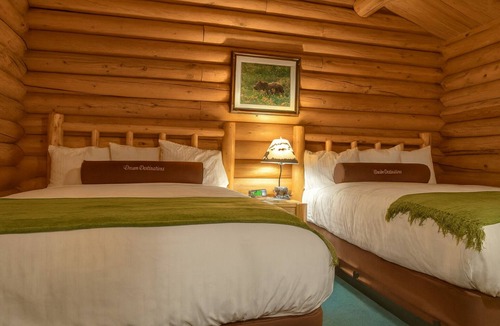 Moran Hotel | Mountain Getaway with Alpine Decor, Bar, Restaurant and Free Onsite Parking!