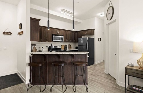 Canmore Condo | ★Mountain Haven★Pool&HotTub☆King Bed☆AC☆BBQ/Patio!
