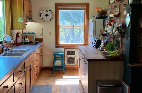 Bridgewater Corners Cottage | Mountain Hilltop Retreat: Cozy 2-bedroom cottage in serene Bridgewater with AC