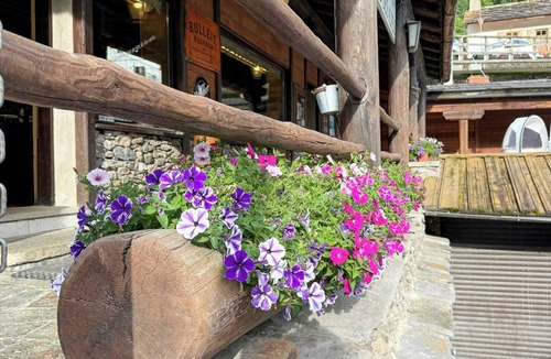 Traverses Apartment | Mountain house with Alpine views in Traverses
