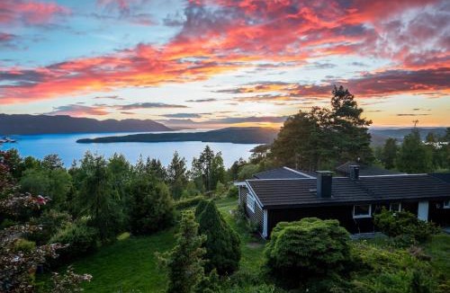 Tangen House | Mountain & Lake Haven & Close to Oslo