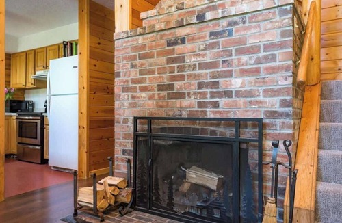 Rhododendron Cabin | Mountain Lodge Retreat Hot Tub Wooded 10-Acres