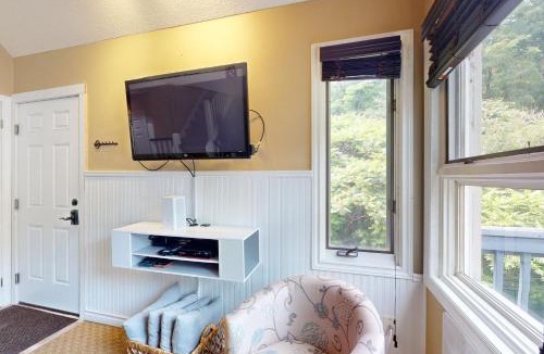Craigleith Hotel | Mountain Loft Magic: Pool, Hot Tub, Tennis